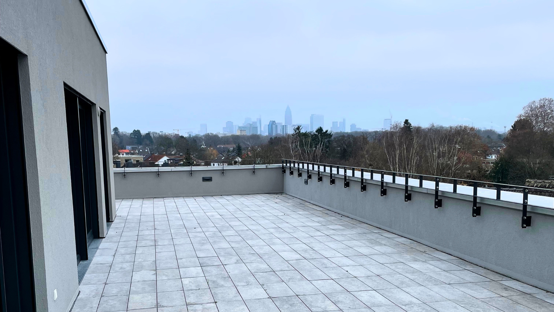 Dachterrasse FACTORY SUITES mit Frankfurter Skyline